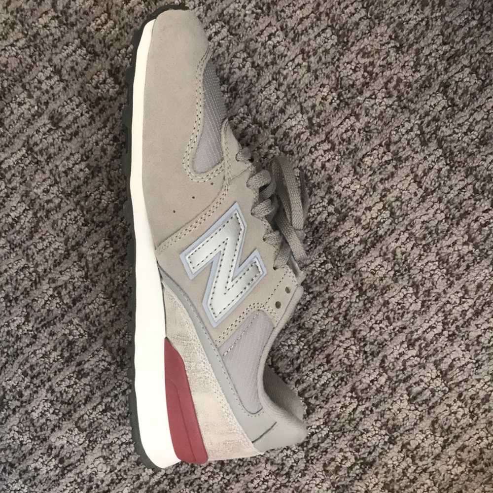 New balance sneakers 696
